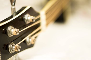 Yatay beyaz zemin üzerine izole bir akustik bas
