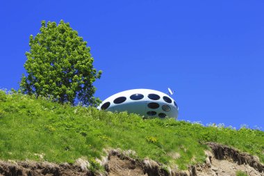UFO açılış yakınındaki bir ağaç ve Kafkas Dağları yatay yaz. Dombai doğa, Rusya Federasyonu