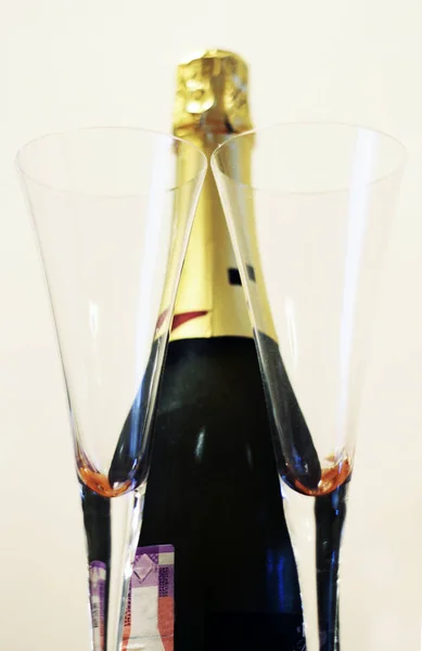 Fles Shampagne Een Paar Glazen Voor Het Drinken Geïsoleerd Witte — Stockfoto