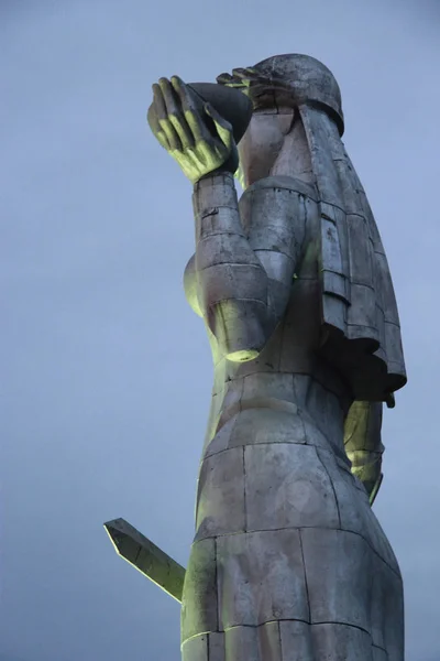 Estátua Mãe Geórgia Tbilisi Geórgia Noite Contra Céu Azul — Fotografia de Stock