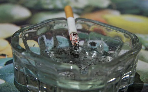 Cendrier Verre Avec Une Cigarette Moitié Fumante Sur Table — Photo
