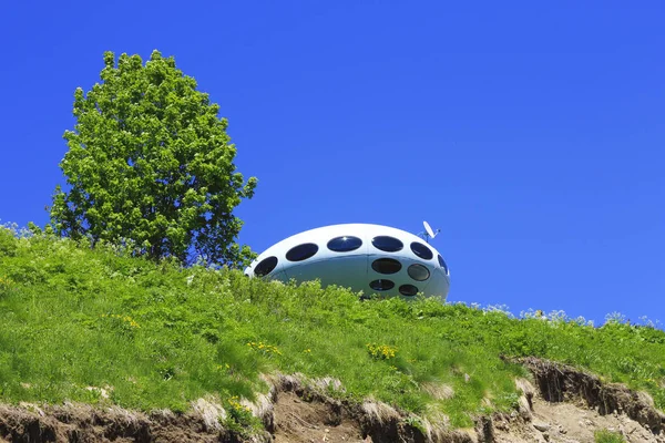 Aterragem Ufo Perto Uma Árvore Montanhas Cáucaso Verão Paisagem Dombai — Fotografia de Stock