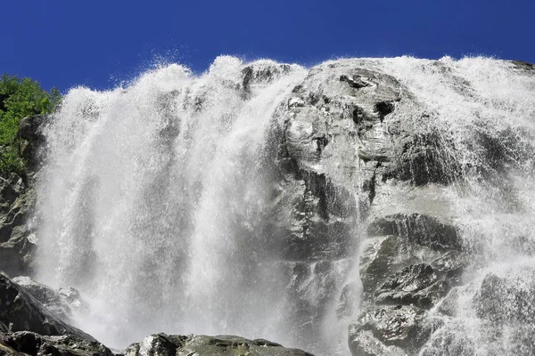Alibek 瀑布流淌 Dombay 北邻近高加索山景观 — 图库照片
