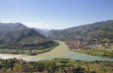 Gürcistan 'ın Mtskheta kenti yakınlarında Aragvi ve Kura nehirleri kesişiyor