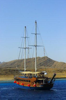 Korsan gemi hareket By The Red Sea mavi gökyüzü ve çöl bir kıyıya yakın