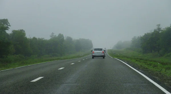 Paesaggio Autostradale Con Auto Movimento Durante Giorno Nella Nebbia — Foto Stock