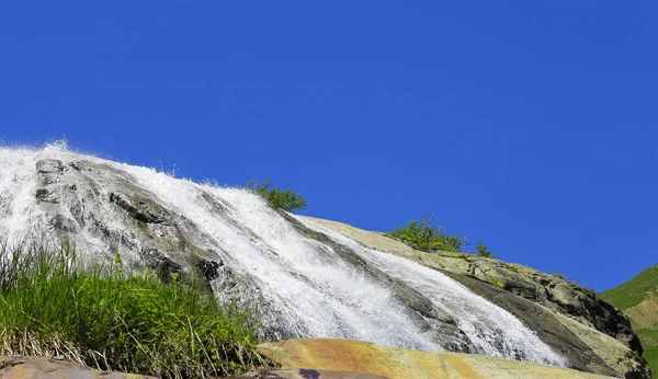 Alibek 瀑布对蓝天 Dombay 北邻近高加索山景观 — 图库照片