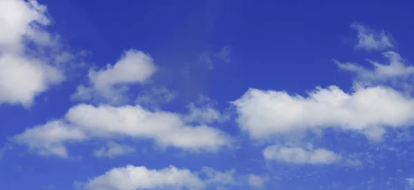 蓝天上田园诗般的白云 Cloudscape 背景与蓬松的云彩在蓝色夏天天空壁纸 Horisontal — 图库照片