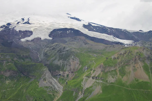 Caucasus Mountains Zomer Onder Sneeuw Zware Wolken Noordelijke Kaukasus Landschap — Stockfoto