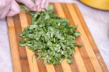 Kadın kesme kuzukulağı bıçak, ahşap mutfak masasında