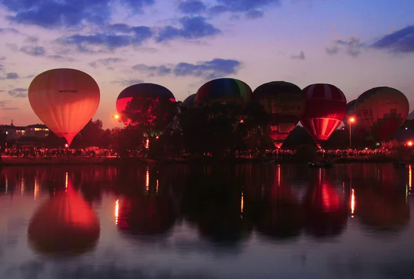 Heißluftballons Fliegen Abendhimmel Der Nähe Des Sees September 2014 Russische — Stockfoto