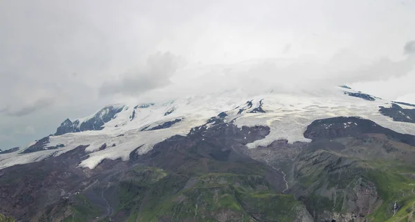 Cáucaso Montanhas Verão Sob Neve Nuvens Pesadas Norte Cáucaso Paisagem — Fotografia de Stock