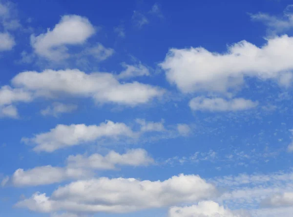 蓝天上的白云 Cloudscape 背景与蓬松的云彩在蓝色夏天天空壁纸纹理 — 图库照片