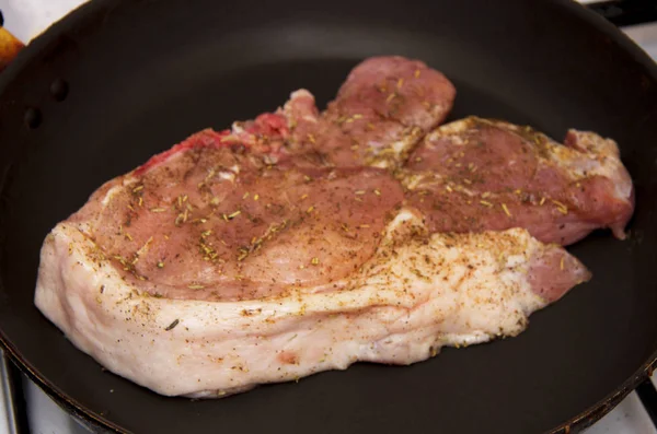 Bife Porco Cru Fresco Com Especiarias Assando Frigideira Preta Cozinha — Fotografia de Stock