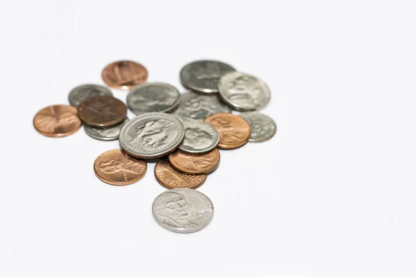 Algunas Monedas Modernas Aisladas Sobre Fondo Blanco — Foto de Stock