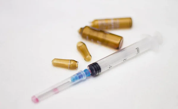 Prázdné Lékařské Ampulky Infuze Použitá Injekční Stříkačka Injekci Izolované Bílém — Stock fotografie