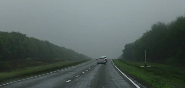 Paesaggio Autostradale Con Auto Movimento Giorno Strada Nebbiosa — Foto Stock