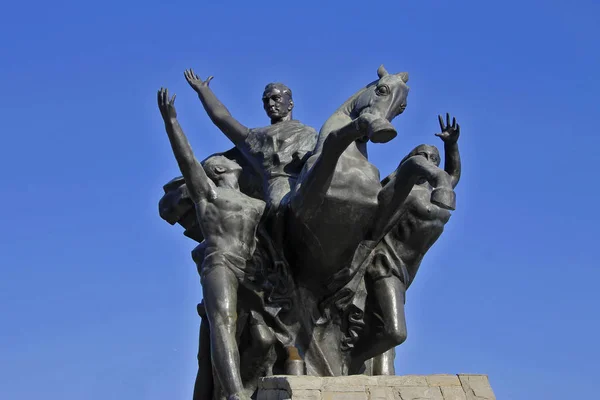 在安塔利亚土耳其的穆斯塔法凯末阿塔蒂尔克纪念碑 免版税图库图片