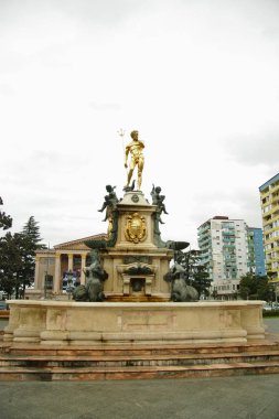 Altın anıt Neptune ve Çeşme Merkez, Batum, tiyatro kare, Georgia