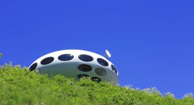 UFO açık mavi gökyüzü ve Kafkas Dağları yatay yaz karşı. Dombai doğa, Rusya Federasyonu