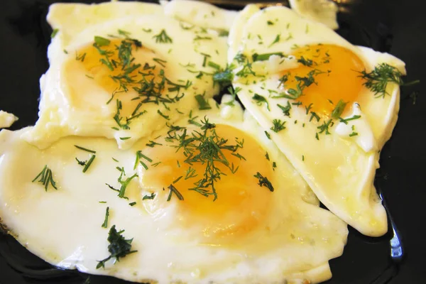 Morgens Gebratene Ganze Eier Auf Dem Schwarzen Teller Und Dill — Stockfoto