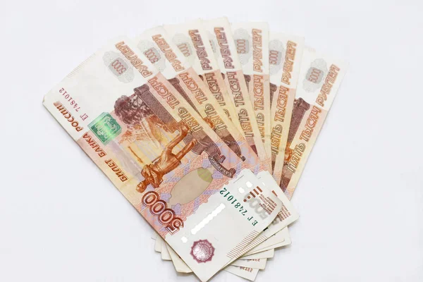 分散的俄罗斯5000卢布钞票特写在白色背景隔离 图库照片
