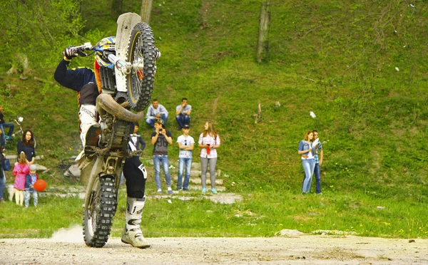 Moto Stuntrider Pilota Acrobazia Nel Parco Pyatigorsk Federazione Russa Apertura — Foto Stock