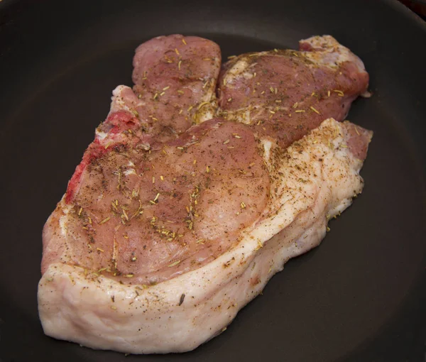 Verse Rauwe Varkensvlees Steak Met Verschillende Kruiden Roosteren Zwarte Koekenpan — Stockfoto