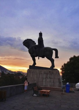 Akşam, Tiflis, Gürcistan 16 Eylül 2016 Metekhi mübarek Vahtang Gorgasali heykeli