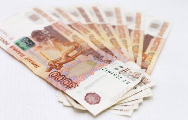 Dağınık Rus 5000 ruble banknotlar closeup beyaz arka plan üzerinde izole