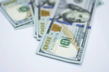 Mevsimlik taze kağıt 100 dolar ABD beyaz arka plan üzerinde izole yığını