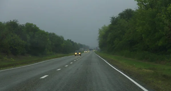 Paesaggio Autostradale Con Auto Movimento Giorno Strada Nebbiosa — Foto Stock