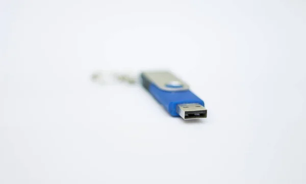 Синий Usb Flash Drive Хранения Информации Белом Фоне Крупным Планом — стоковое фото