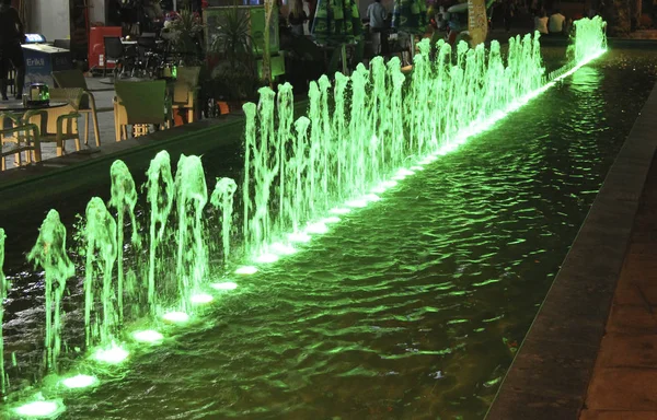 位于土耳其安塔利亚中心的夜灯喷泉 — 图库照片