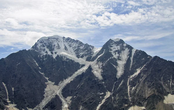 Montañas Del Cáucaso Verano Bajo Cielo Azul Nubes Blancas Paisaje —  Fotos de Stock