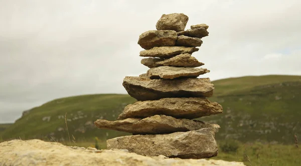Pedras Equilibradas Contra Céu Nublado Campo Alpino Perto Das Montanhas Imagens De Bancos De Imagens