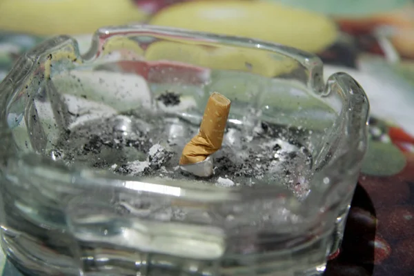 Cendrier Verre Avec Mégot Cigarette Des Cendres Sur Table — Photo