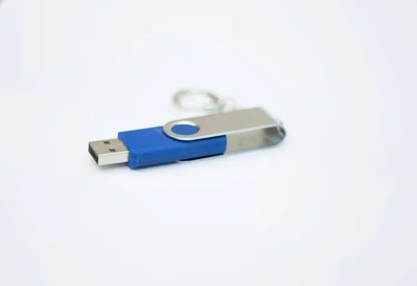白い背景のクローズ アップのリングで情報を格納する青い Usb フラッシュ メモリ — ストック写真