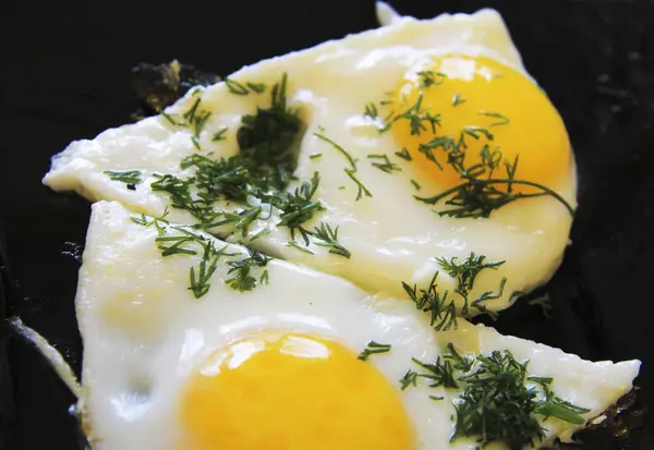 Горячие Жареные Целые Яйца Черной Тарелке Укроп — стоковое фото