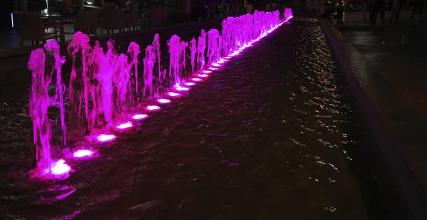 夜间五颜六色的照明喷泉在安塔利亚 土耳其的中心 — 图库照片