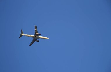 Karşı mavi gökyüzü uçan uçak. Açık mavi gökyüzü arka plan ve uçan makine foregroun