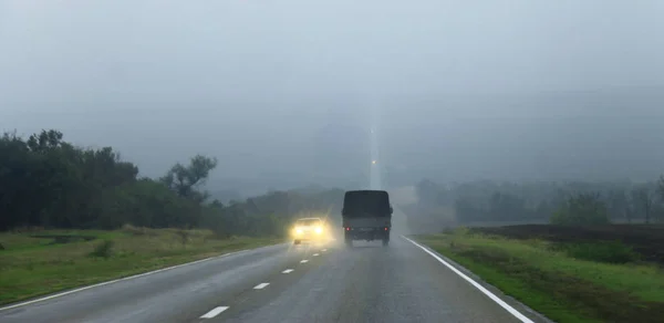 Krajobraz Autostrady Poruszającymi Się Samochodami Dzień Przez Mglistą Drogę — Zdjęcie stockowe