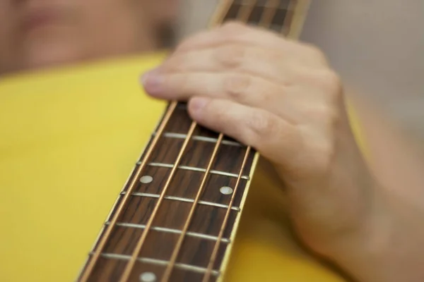 Female Hand Holding Acoustic Bass Guitar Closeup — Stock Photo, Image
