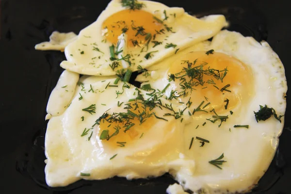 Drie Ochtend Geroosterde Hele Eieren Zwarte Plaat Dille — Stockfoto