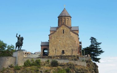 Meryem Ana Metekhi Kilisesi ve Hatice I Gorgasali heykel Tiflis, Gürcistan