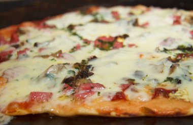 Sıcak pizza mozzarella, kızarmış yağlı mantar, sosis ve maydanoz Damlama Pan