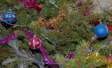 Noel ağacı süslemesi Noel ağacında asılı.