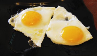 Sabah siyah plaka ve dereotu bütün yumurta kahvaltı için üzerine kavrulmuş