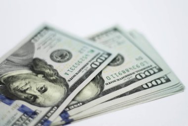 Beyaz arka plan üzerinde izole yeni kağıt 100 dolar ABD yığınları