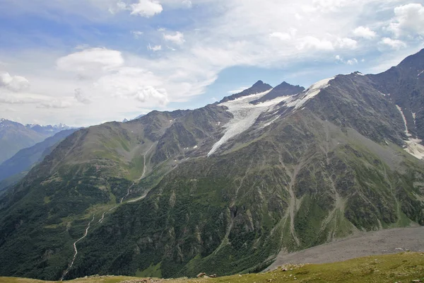 Seilbahn Fährt Über Kaukasische Berge Gegen Strahlend Blauen Himmel — Stockfoto